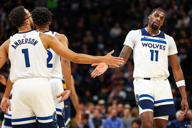 随着水晶宫2-1，西汉姆1-1，英超最新积分榜出炉：大黑马逼近榜首（英超积分更新：水晶宫2-1告捷、西汉姆1-1，大黑马紧逼榜首）