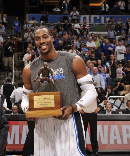 飞起来了！美国高中球员这波操作太秀了！（起飞！美国高中球员这一波神操作震撼全场）